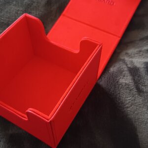 Ultimate Guard Sidewinder 133+ XenoSkin Deck Box 1τμχ Monocolor Red UGD011341