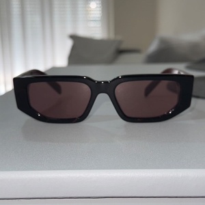 Prada Unisex Γυαλιά Ηλίου με Μαύρο Κοκκάλινο Σκελετό και Κόκκινο Φακό PR09ZS 11F08S