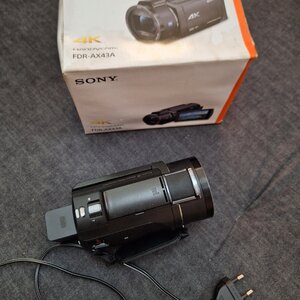 Sony Βιντεοκάμερα FDR-AX43A 4K UHD @ 30fps Αισθητήρας CMOS Αποθήκευση σε Κάρτα Μνήμης με Οθόνη Αφής 3" και WiFi FDR-AX43A/B