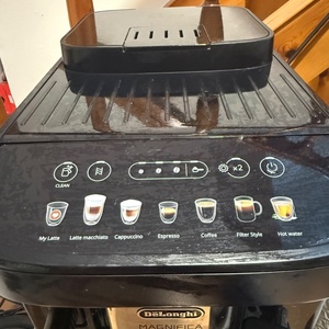 De'Longhi Magnifica Evo Milk Αυτόματη Μηχανή Espresso 1450W Πίεσης 15bar για Cappuccino με Μύλο Άλεσης Μαύρη