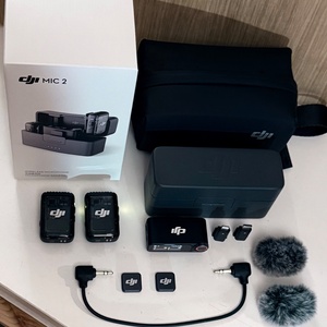 DJI Mic 2 • Pro Audio (2 μικρόφωνα, 1 δέκτης + ασύρματη θήκη φόρτισης) Ασύρματο Μικρόφωνο Πέτου, Clip On + Κρυφή Μαγνητική Τοποθέτηση