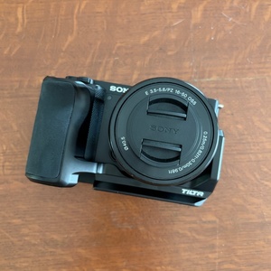 Sony ZV-E10 Kit + Δώρα Αξίας 120€ -  Σαν Καινούργια (Μόνο Studio) + Extra Αυθεντική Μπαταρία & Tilta L-Cage 