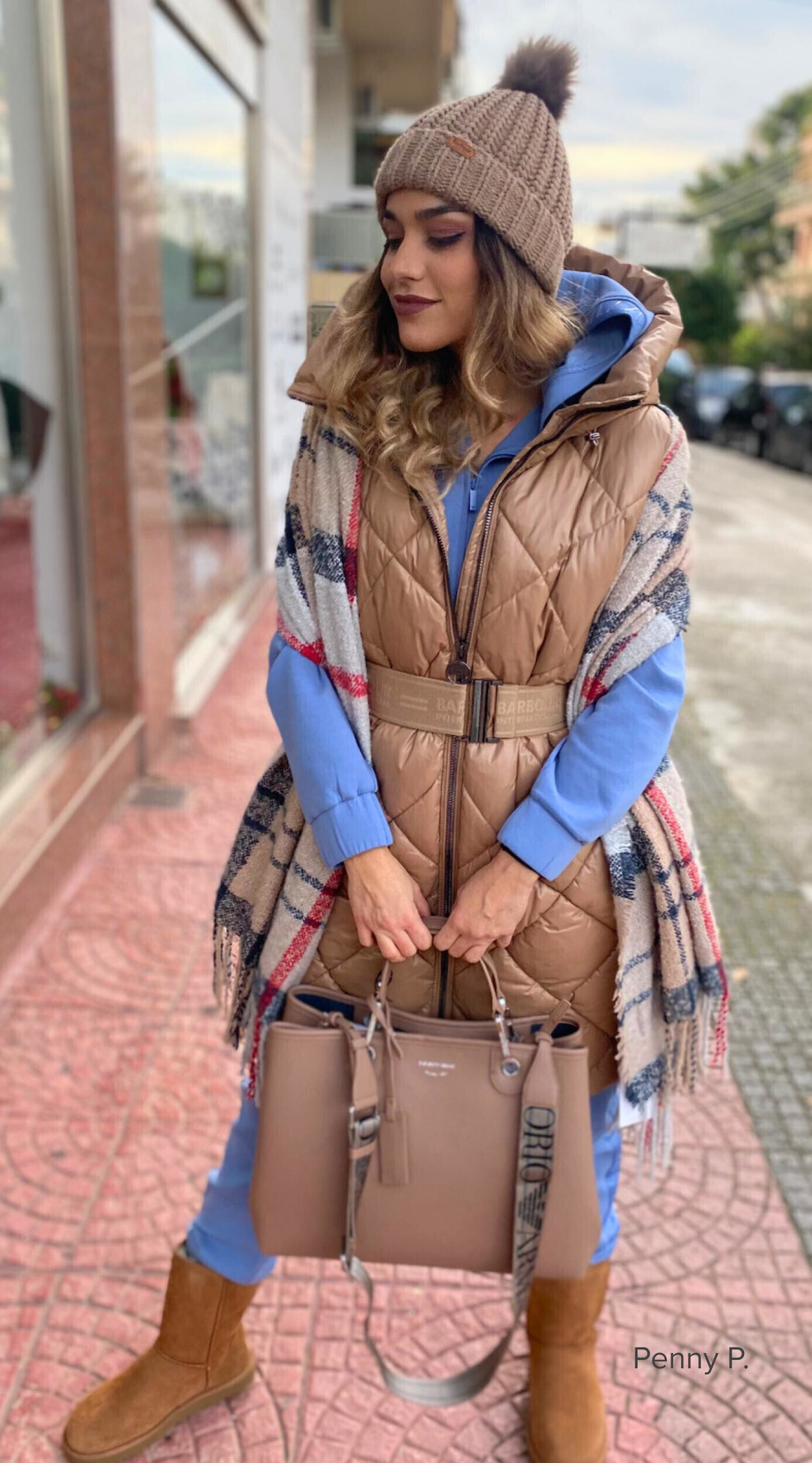 Παίξε με μπεζ και σιελ αποχρώσεις για ένα all day casual look για shopping