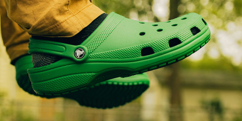 Crocs: Το πιο αμφιλεγόμενα παπούτσια που τελικά… δεν βγάζεις από πάνω σου