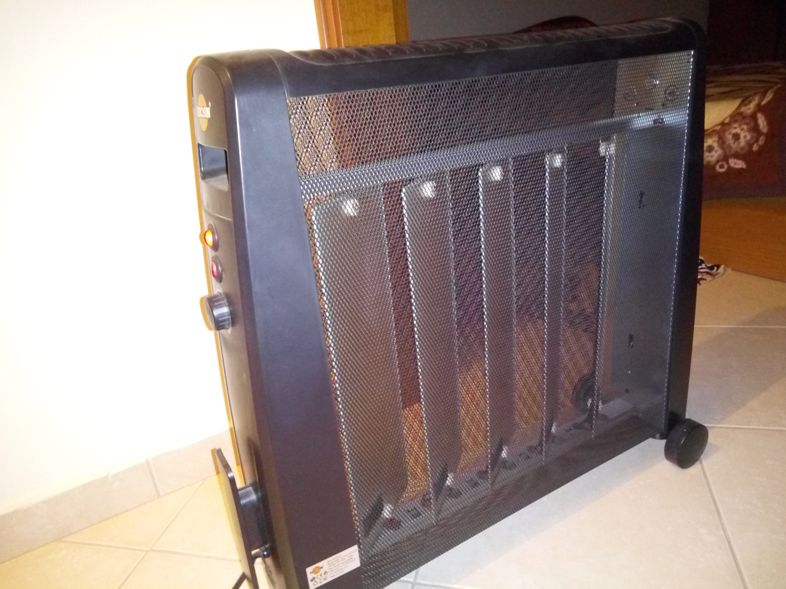 Kerosun Θερμοπομπός Δαπέδου 2500W Mica 64.8x71cm Μαύρος