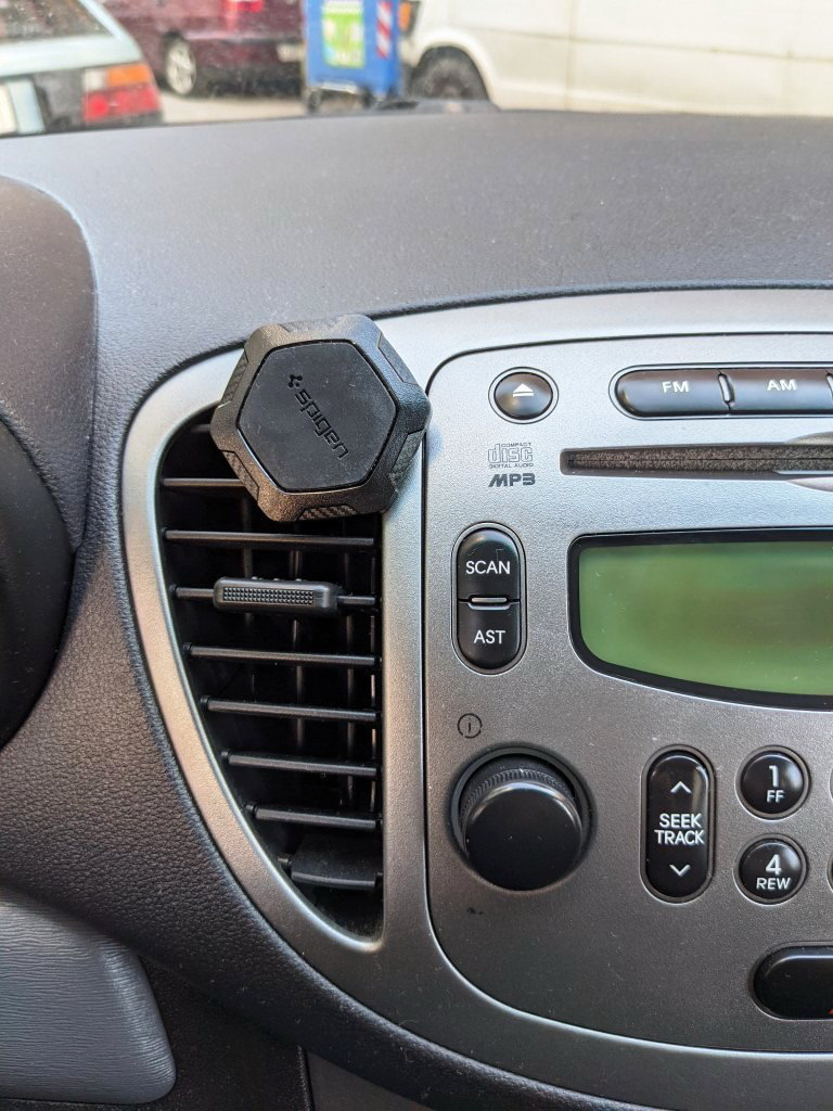 Spigen Kuel QS11 Car Mobile Mount with Magnet Black