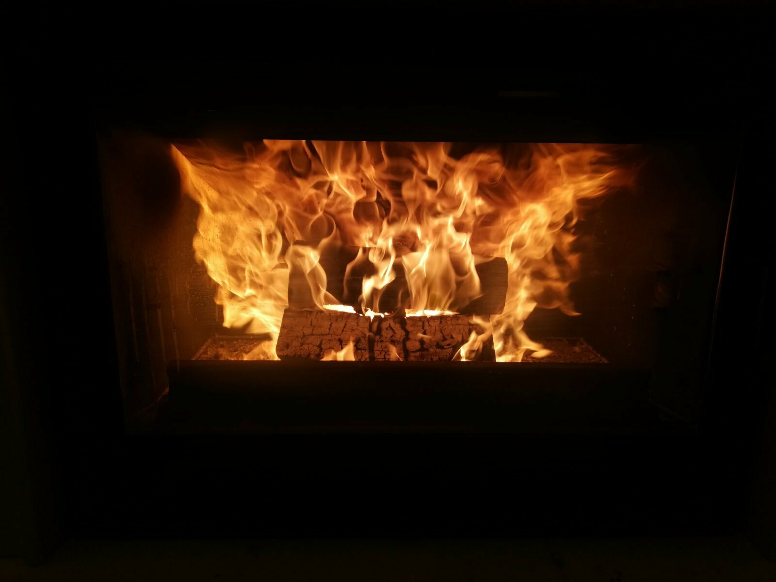 Salgueda Saphire E865-N Kaminofen Kassette Holz Warmluft Lüftungskanäle 18kW Gerade mit einer zu öffnenden Tür Geschlossenes Ausdehnungsgefäß
