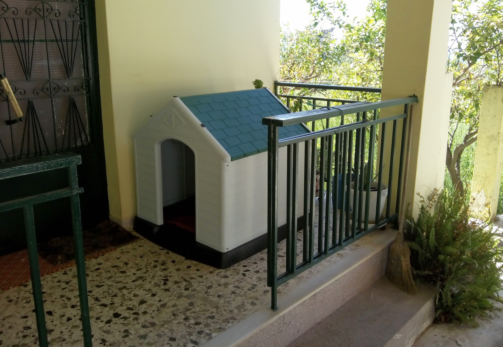 Vesta XXLarge Hundehaus Groß Kunststoff Außenbereich Weiß 123x110x114cm