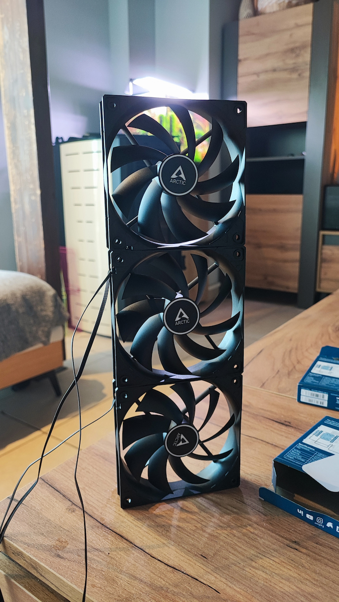 Arctic F12 PWM PST Ventilator Carcasă 120mm (1350rpm / 53cfm) Fără Iluminare LED și Conexiune 4-Pin