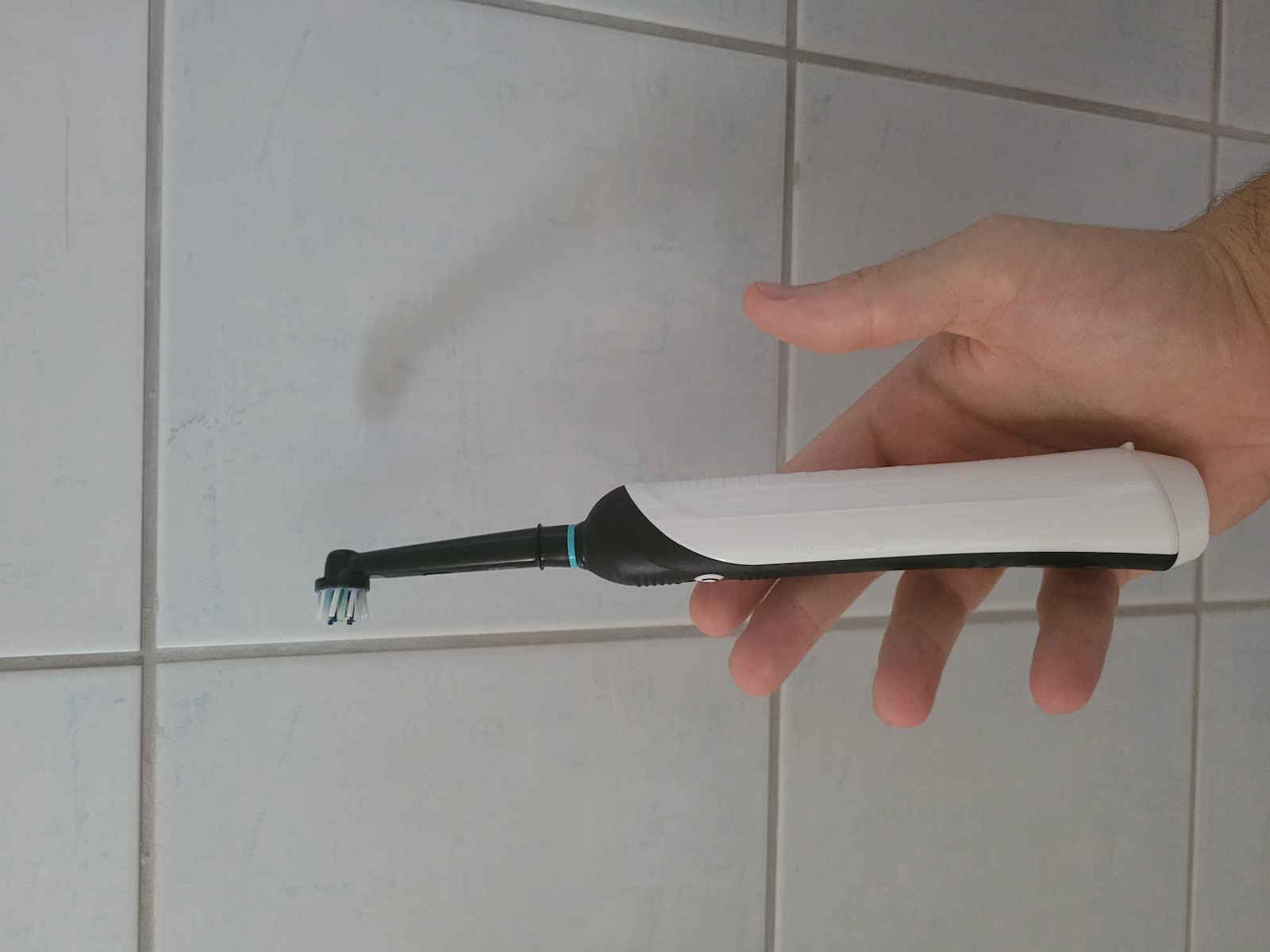 Oral-B Pro 750 CrossAction Black Edition Ηλεκτρική Οδοντόβουρτσα με Χρονομετρητή και Θήκη Ταξιδίου Μαύρη