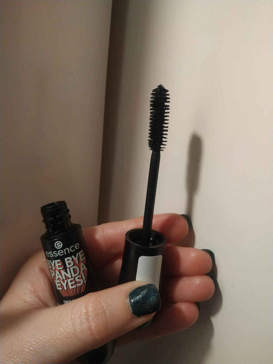 Essence Bye Bye Panda Eyes! Smudge Proof Volumizing & Defining Mascara für Band & Eisstockschießen 01 Black 16ml