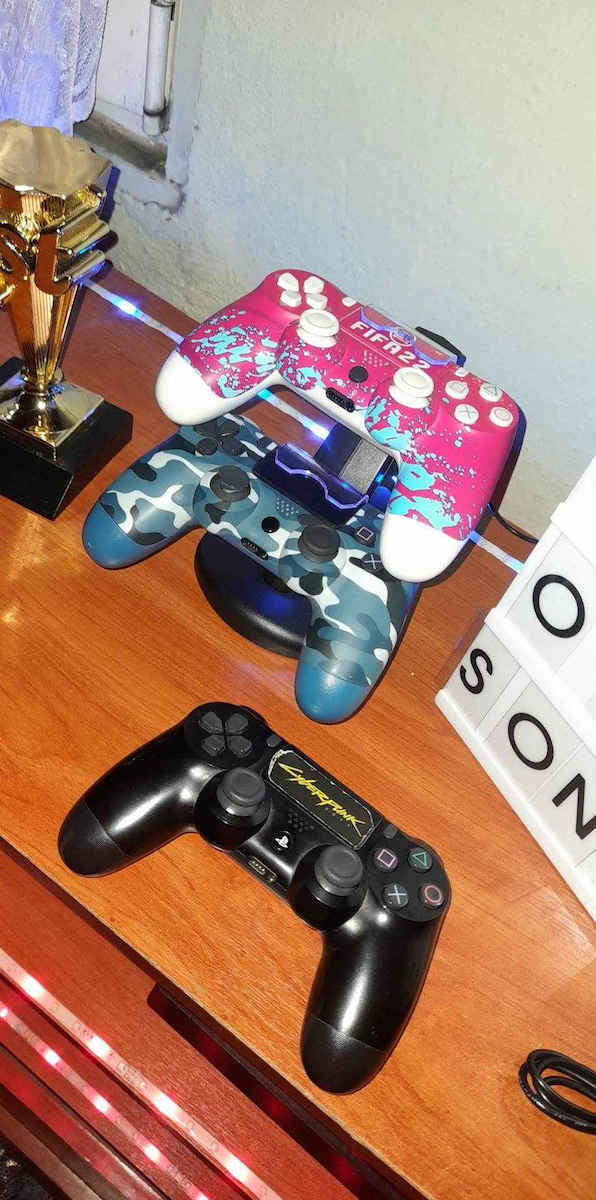 Dual Charge n Stand Charging Station for 2 controllers PS4 with LED lighting Black