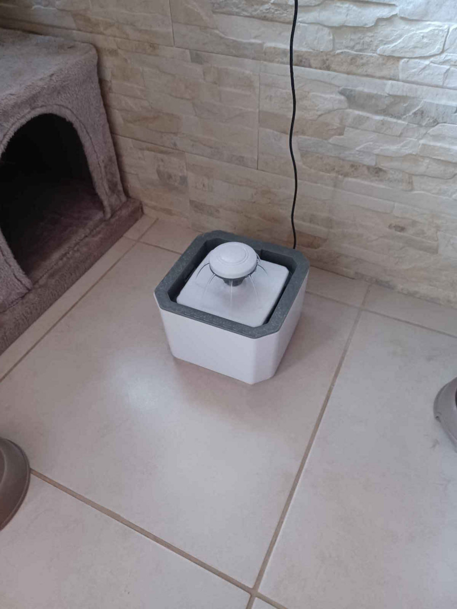 Factory Pet Water Fountain Automatic Plastic Waterer / Fountain for Dog & Cat 3x 2.5lt in Gray Color