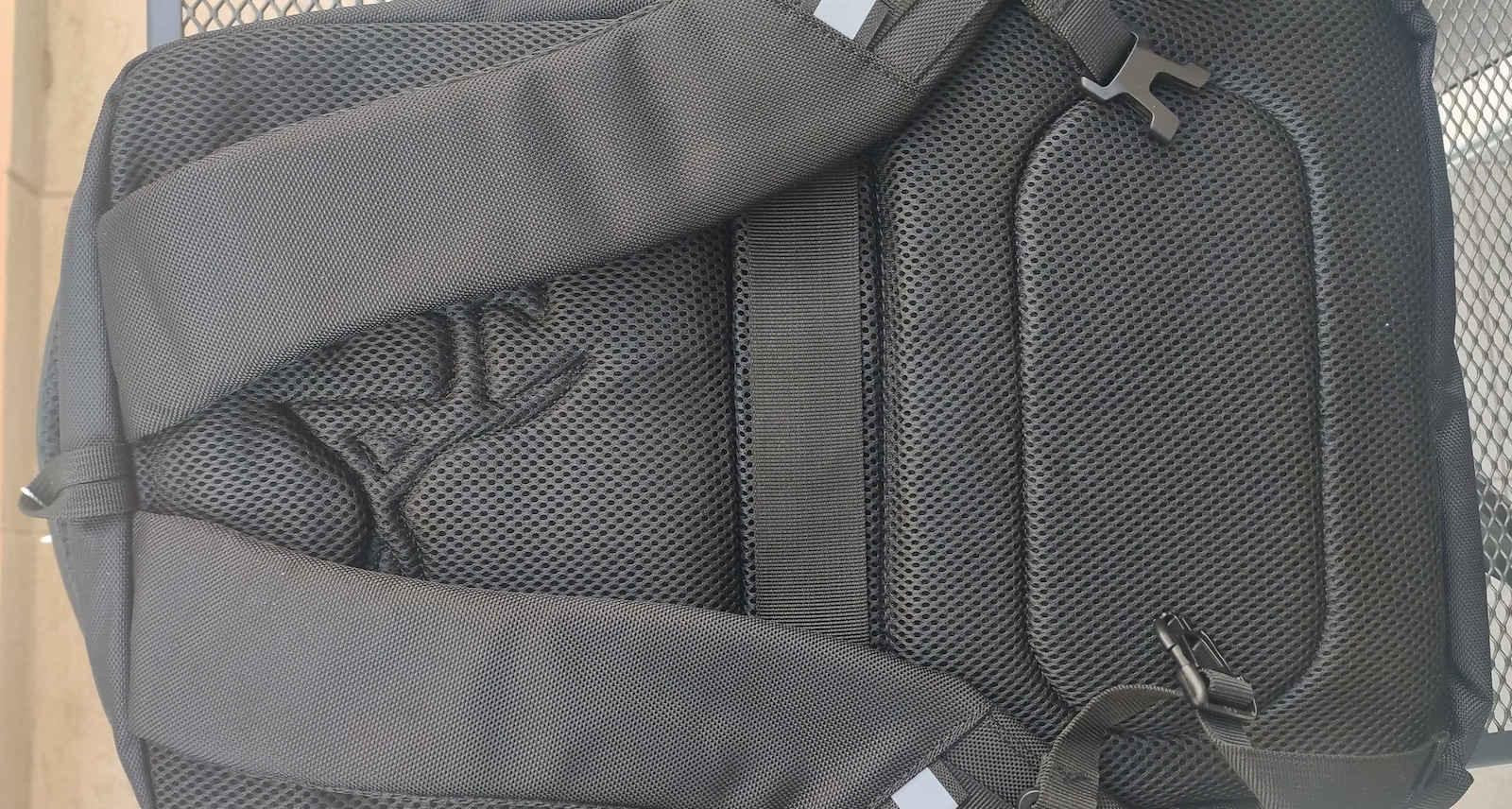 Arctic Hunter B00121C Водоустойчива Раница За Лаптоп 15.6" С USB Порт В Черен Цвят