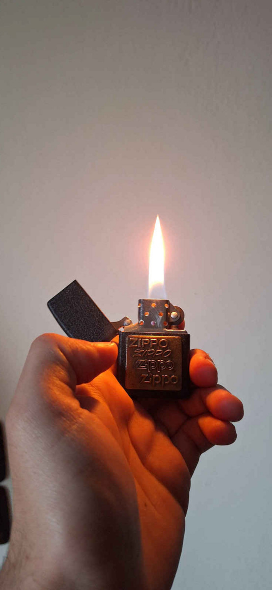 Zippo Crackle Logo Winddichter Feuerzeug Flamme Gold