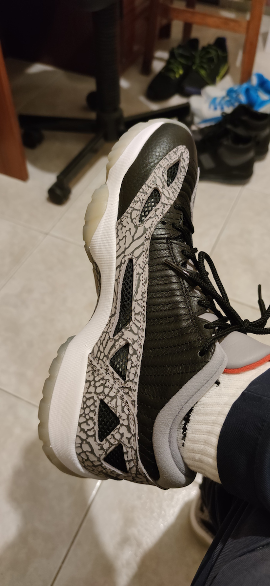 Air  11 Retro Low IE Herren Sneakers Black / Fire Red / Cement Grey / White