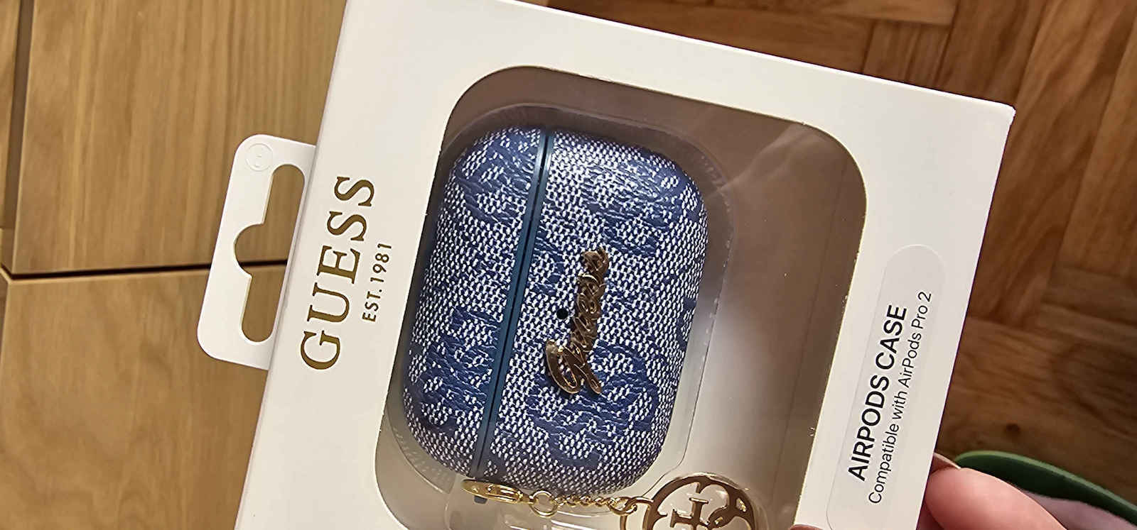 Guess Charm Collection Husă în culoarea Roz pentru Apple AirPods Pro