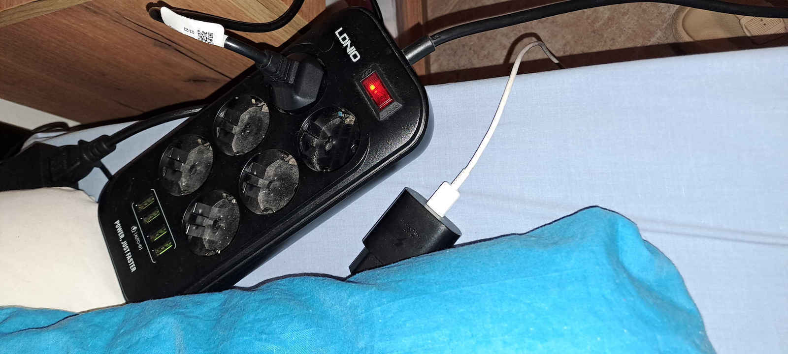 Ldnio SE6403 Power Strip with Surge Protection 6 Positions with 4 USB-A, Switch and Cable 2m