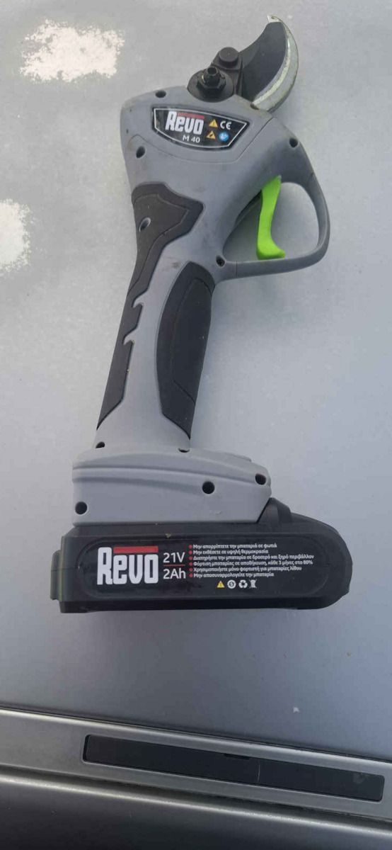 Revo Baumschere Batterie 21V 2x2Ah mit Maximalem Schnittdurchmesser 40mm im Transportkoffer