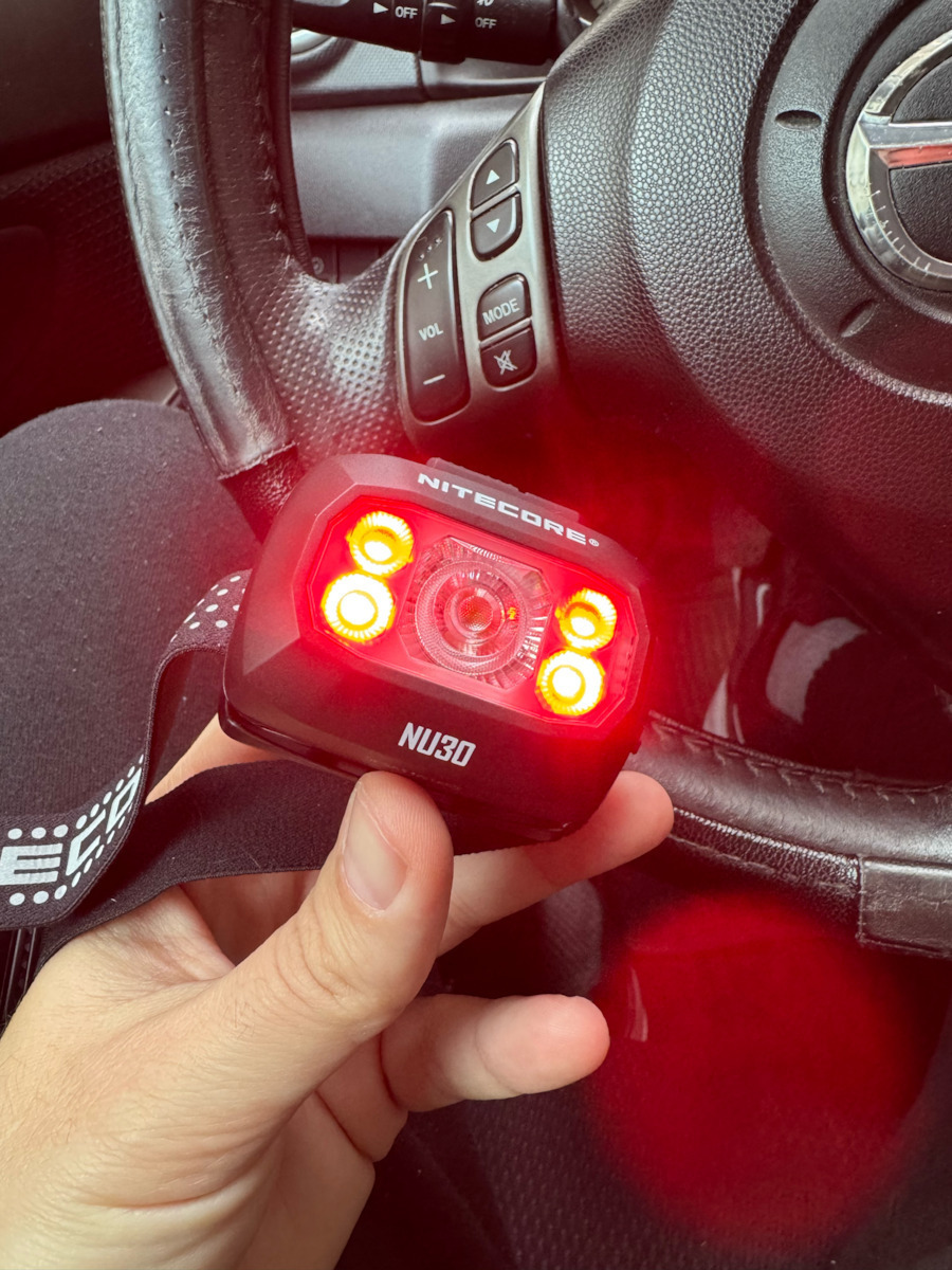 NiteCore Презареждащ се Челник LED IP66 с Максимална Яркост 500лм NU30 Черен