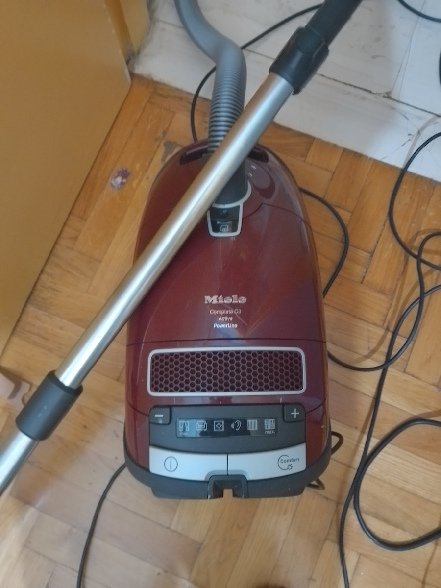 Miele Complete C3 125 Gala Edition Aspirator 890W cu sac 4.5lt Roșie