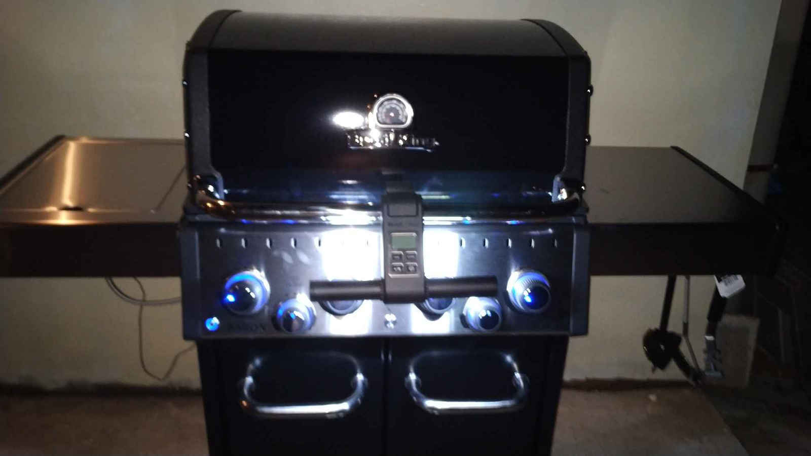 Broil King Baron S 490 Газово Барбекю Чугунена Решетка 65брx44брсм. с 4 бр 12.4кВт и Страничен Нагревател Инфрачервена