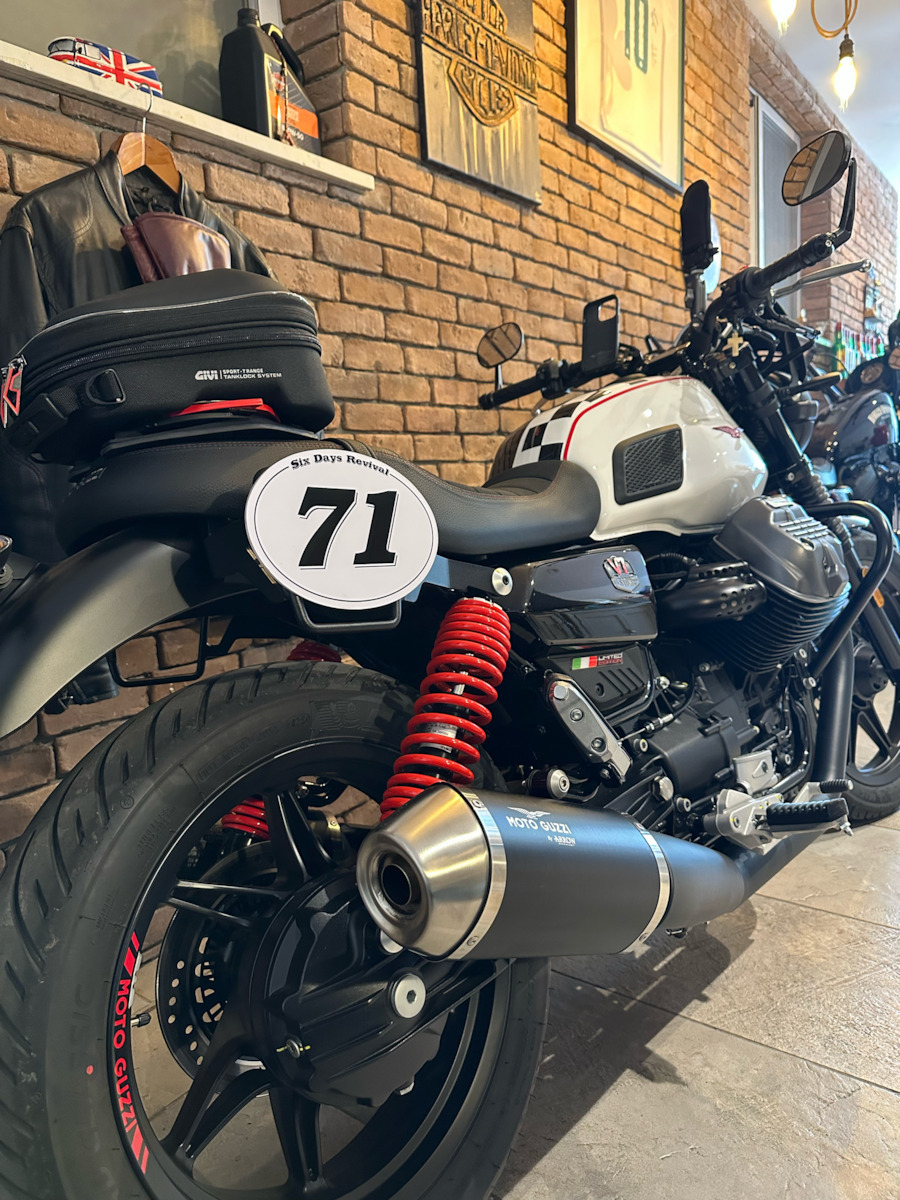 Givi St610 Motorcycle Tank Bag with Tanklock 10lt