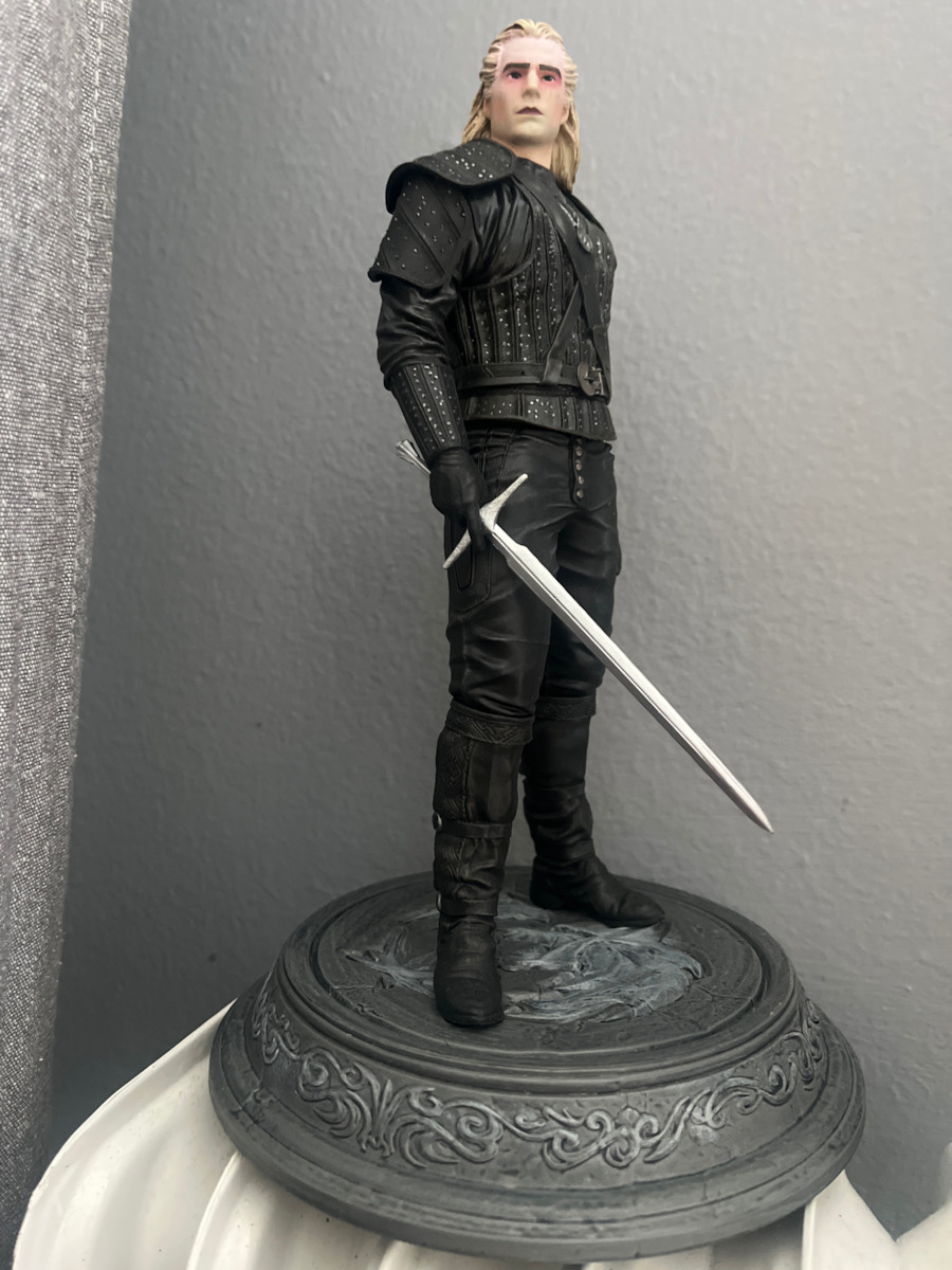 Dark Horse Comics The Witcher Geralt Netflix Collectible Figure 24cm