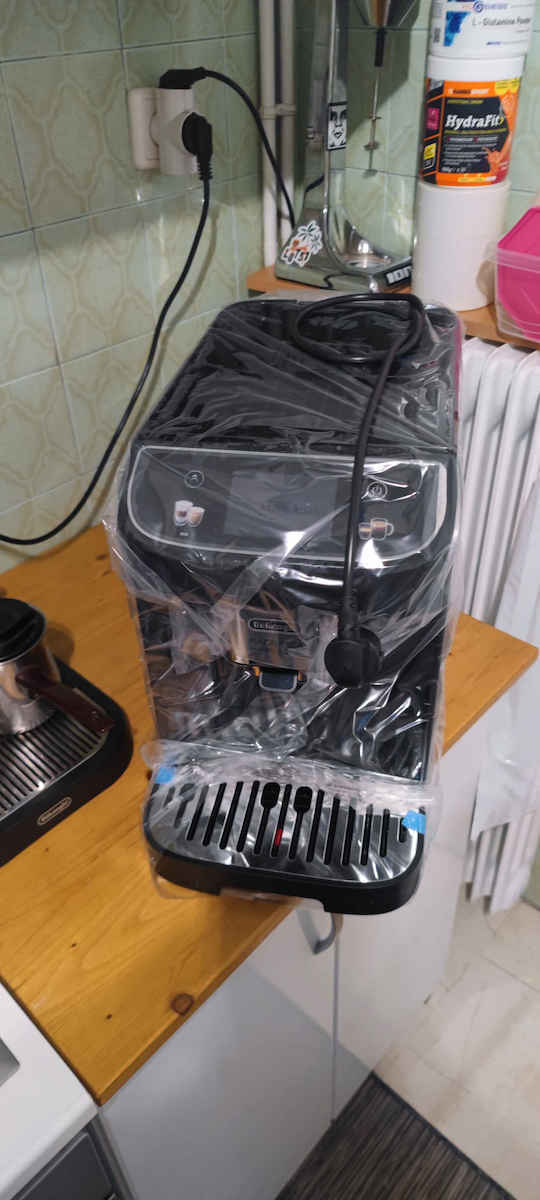 De'Longhi Magnifica Plus Automatic Espresso Machine 1450W Pressure 15bar for Cappuccino with Grinder Black