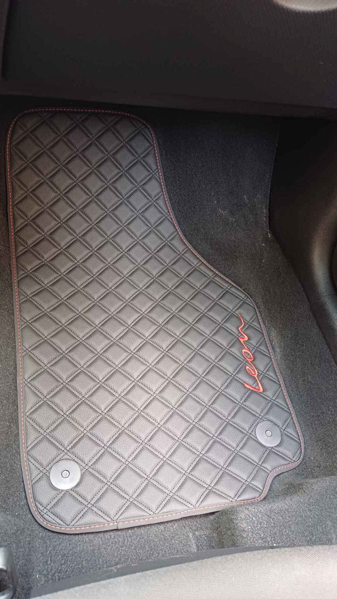 Seat Leon 2005-2012 Πατακια Τεχνοδερμα Cube Μαυρο Me Κοκκινο Κεντημα Leon Σετ 4τμχ
