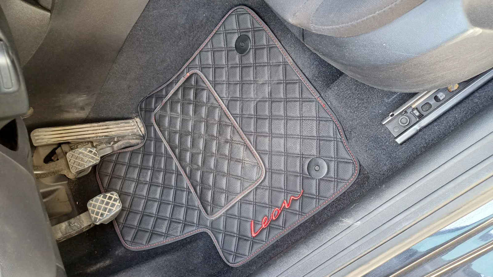 Seat Leon 2005-2012 Πατακια Τεχνοδερμα Cube Μαυρο Me Κοκκινο Κεντημα Leon Σετ 4τμχ