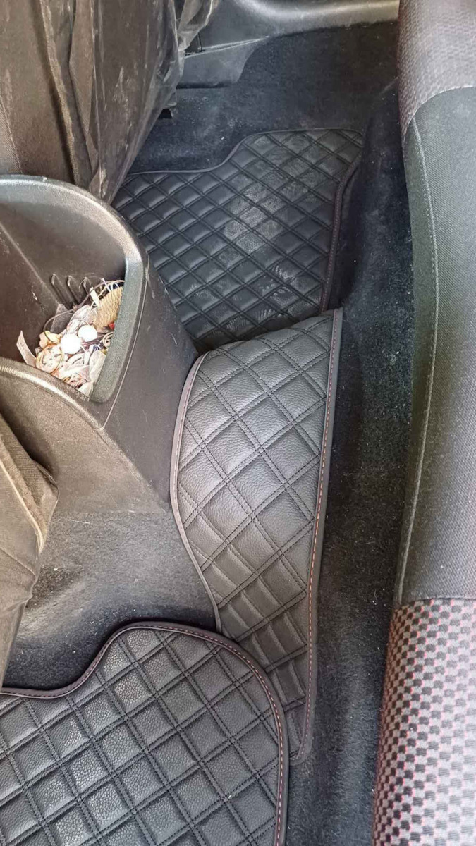 Seat Leon 2005-2012 Πατακια Τεχνοδερμα Cube Μαυρο Me Κοκκινο Κεντημα Leon Σετ 4τμχ