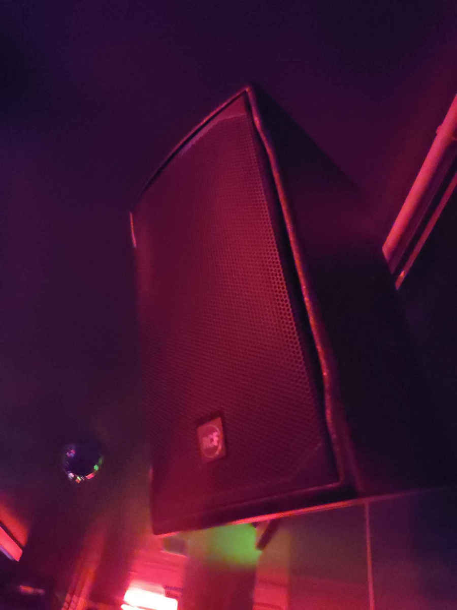 RCF ART 915-A Autoîntăritor Difuzor PA 1050W cu Woofer 15" 41.5x41x71.66cm.