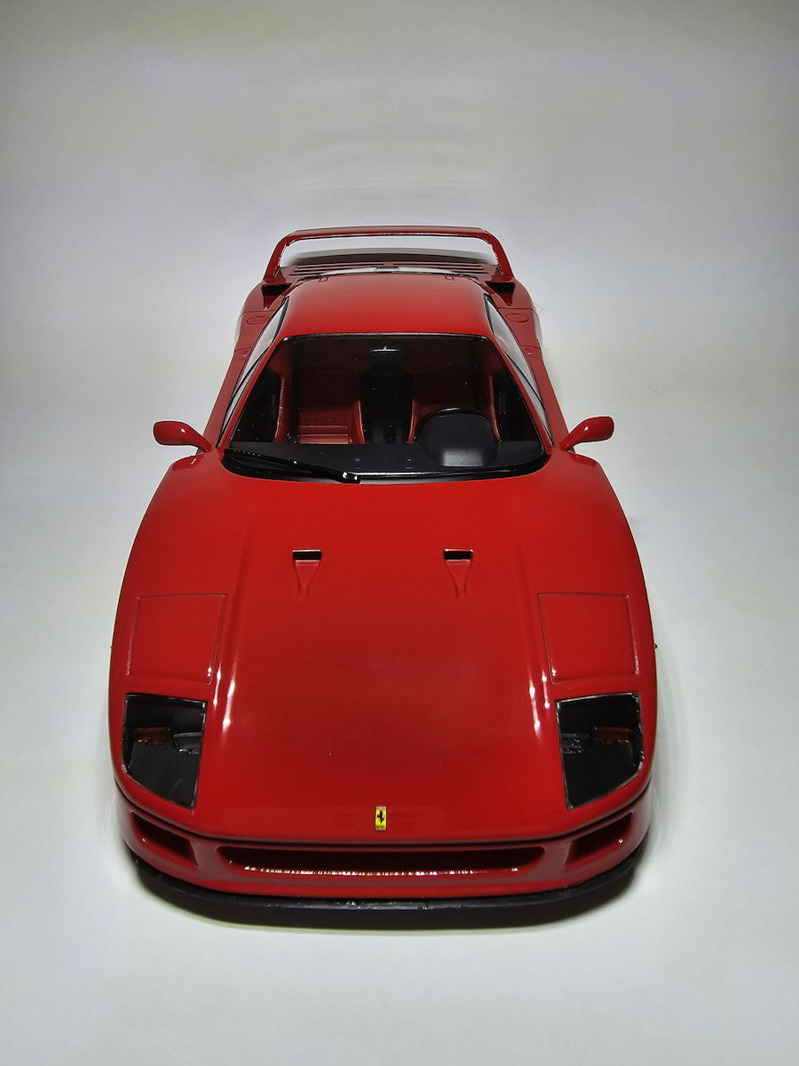 Ferrari F40 con Bandera de Italia a Escala 1/18 para Coleccionar
