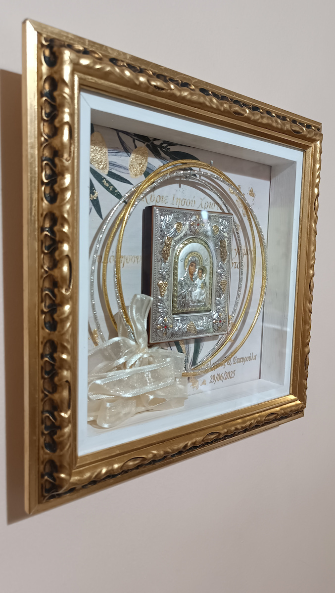 Wooden Carved Luxury Gold Wedding Crown Case with Glass 30x30 cm Wall-Mounted Fabric Background Olive Gold Stamping Wish