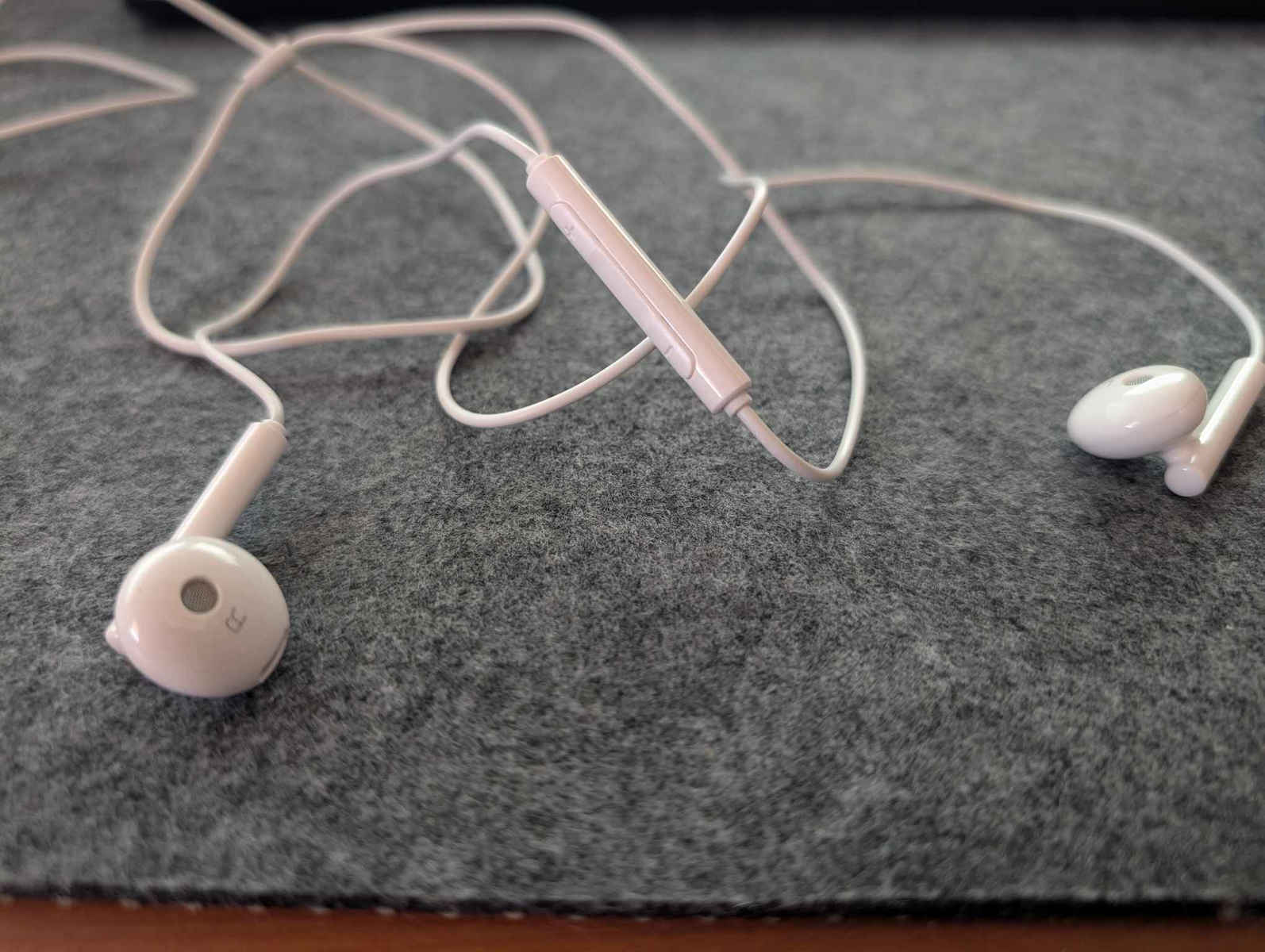Huawei 22040280 Earbuds Handsfree Headphones with Connector 3.5mm White
