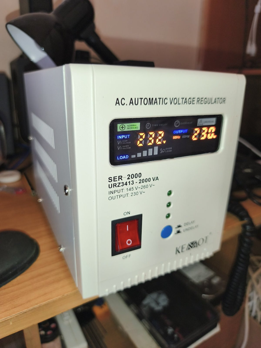 Kemot SER-2000 Voltage Regulator Servo 2000VA with 2 Sockets Current