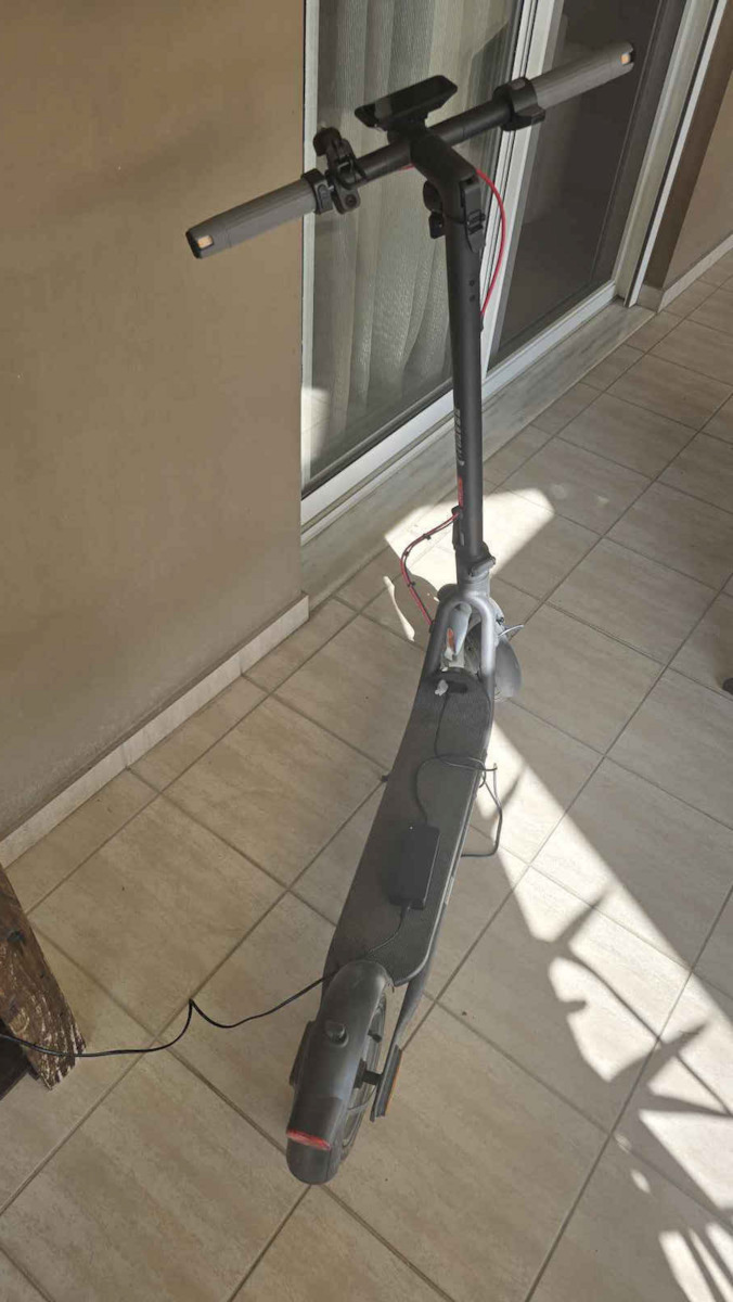 Navee Navee V25i Pro Ηλεκτρικό Πατίνι με 25km/h Max Ταχύτητα και 25km Αυτονομία σε Μαύρο Χρώμα