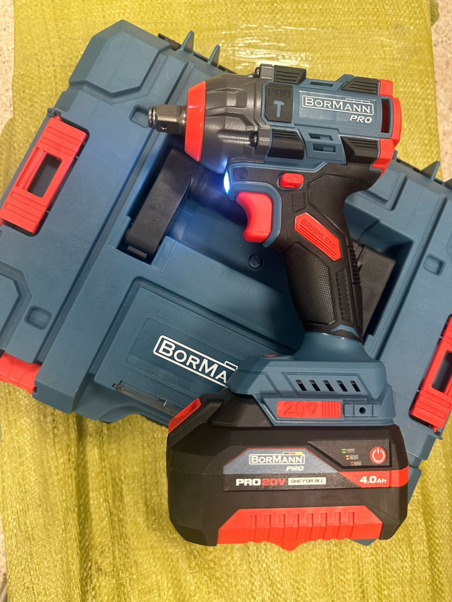 Bormann Pro BBP5422X44CA Brushless Impact Wrench Battery 20V 2x4Ah with Socket 1/2"
