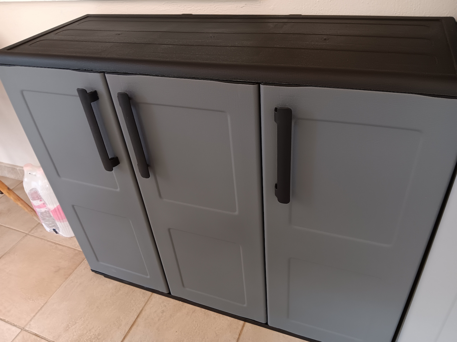 Three-leaf Outdoor Storage Cabinet Made of Polypropylene with Divider & 1 Shelf 102x37x84 cm