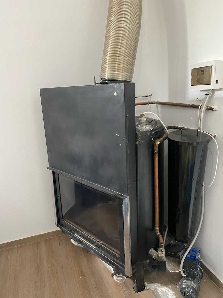 Worthe AquaTherm40 Kaminofen Holz Heizkörper 40kW Gerade mit Schiebetür