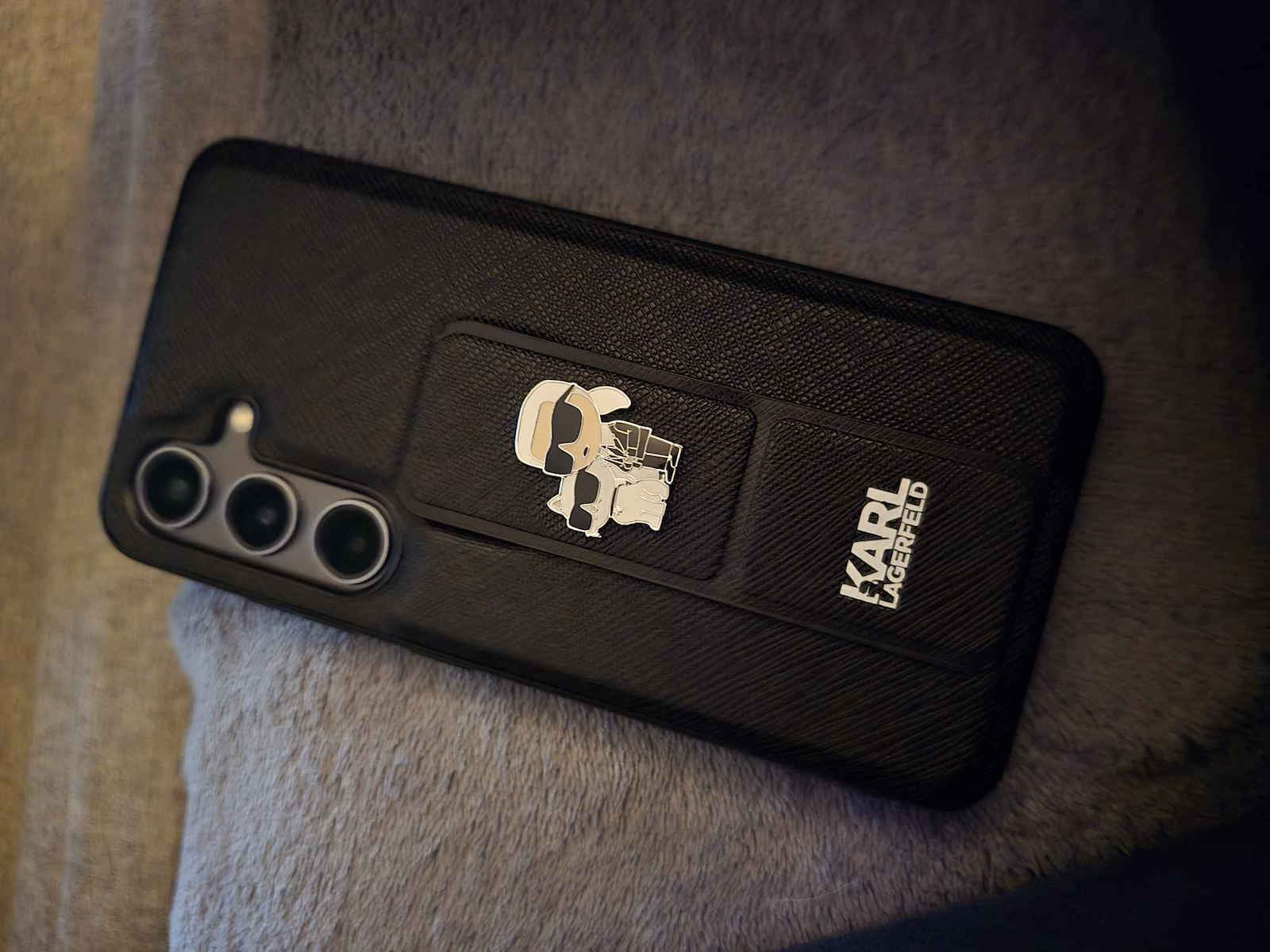 Karl Lagerfeld Gripstand Saffiano Karl&choupette Pins Back Cover Plastic Negru (Galaxy S24)