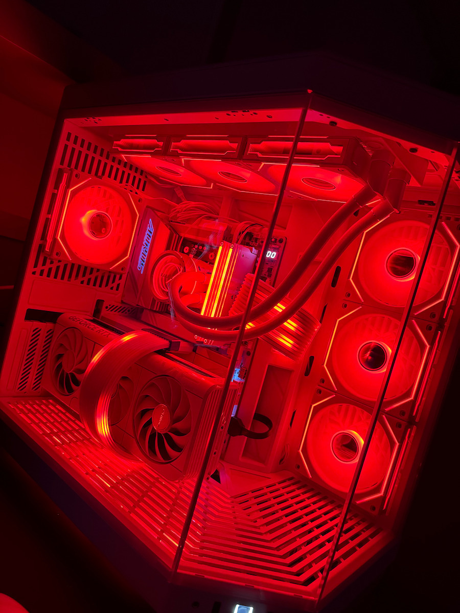HYTE Y70 Gaming Midi-Turm Computergehäuse mit Seitenfenster Weiß / Schwarz