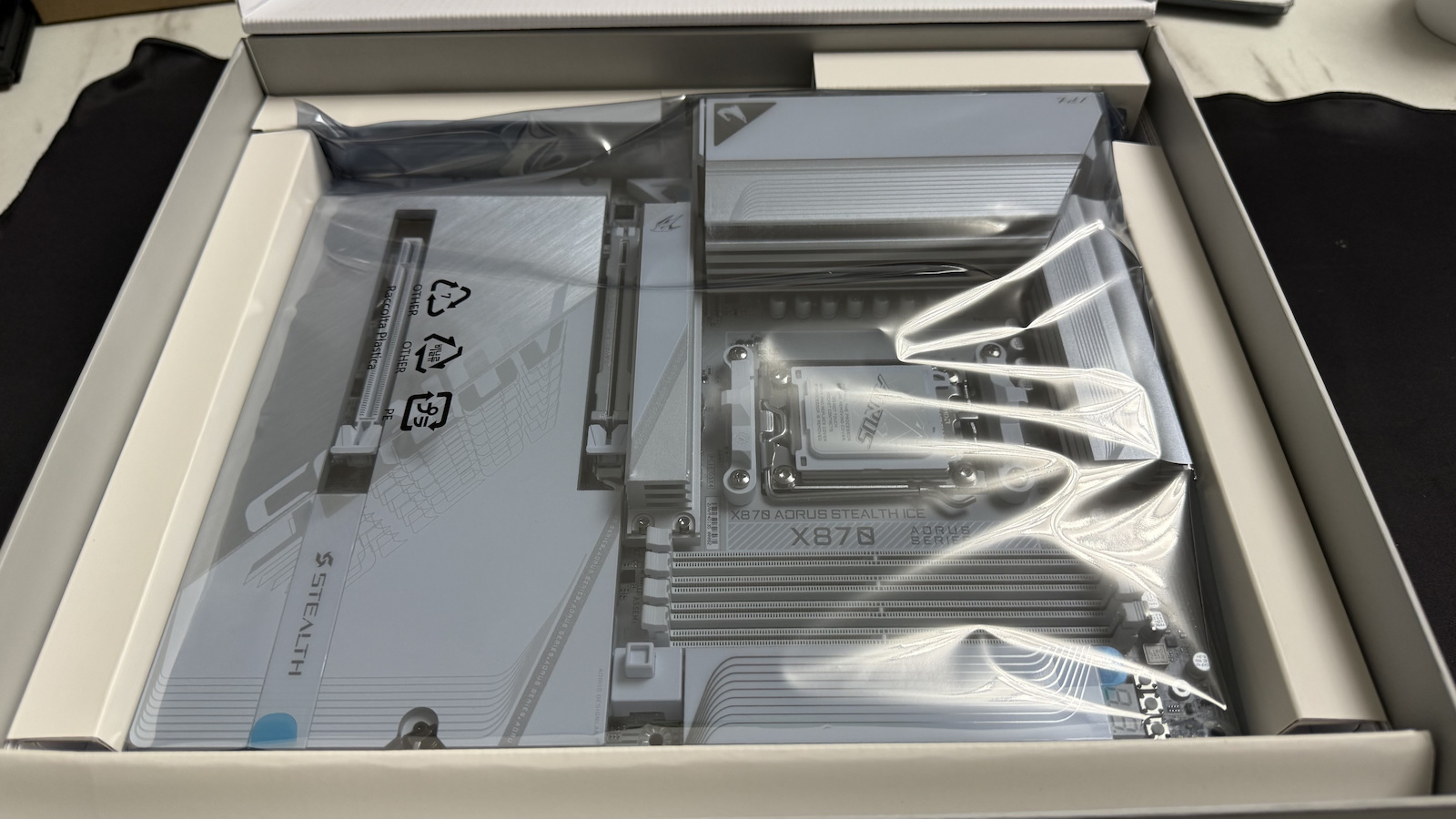Gigabyte X870 AORUS STEALTH ICE Wi-Fi Motherboard ATX με AMD AM5 Socket