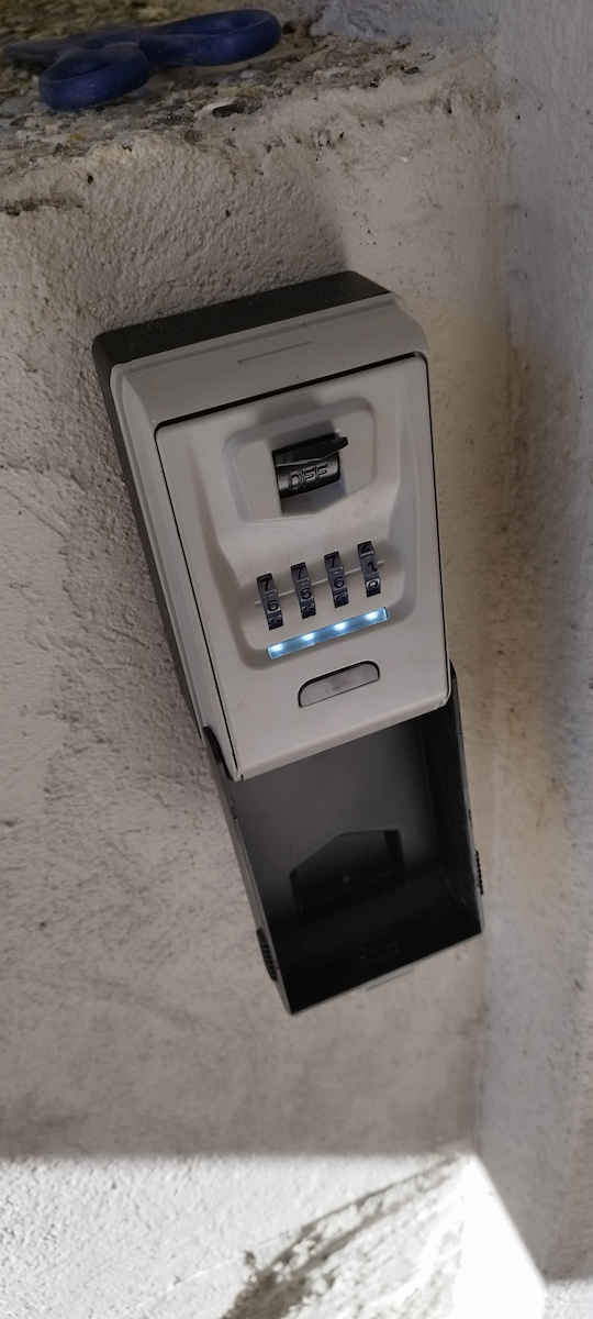 Cutie Pentru Chei Key Box De Perete Metalică Cu Tastatură Iluminată Led Kourk X-large Cu Cod De Acces Tip Heavy Duty 750g M8xl7xh13,5cm