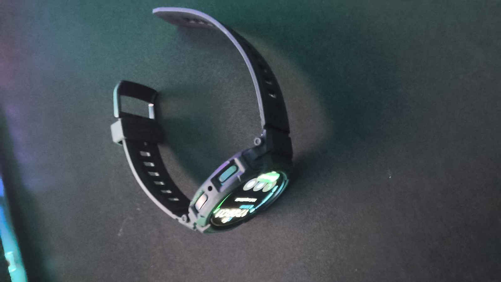 Spigen Rugged Armor Pro Silikonhülle in Schwarz Farbe für Samsung Galaxy Watch 8 44 mm