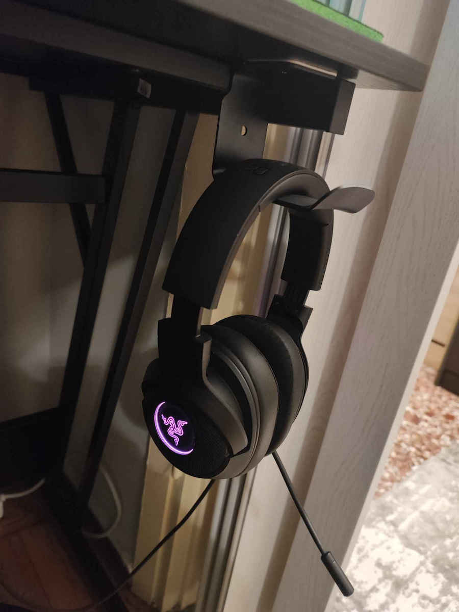 White Shark Mohawk Desk Mounted Headphone Stand Black