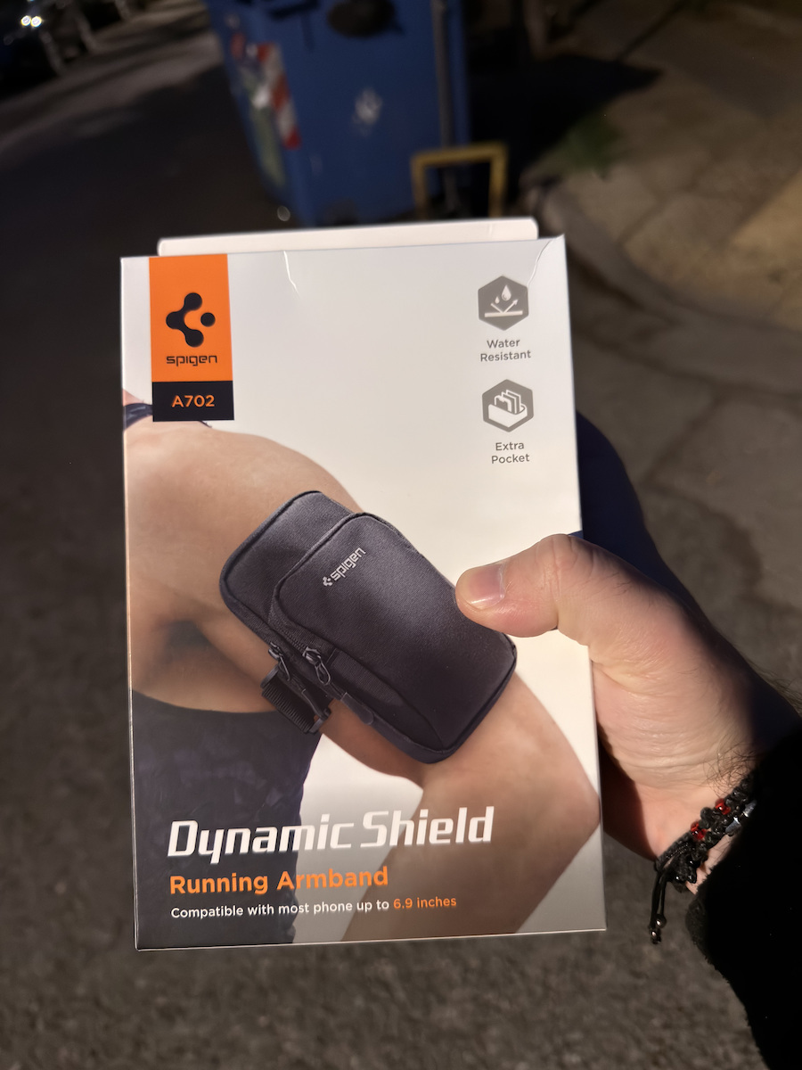Spigen Dynamic Shield A702 Armband Ръчна лента до 6.9" Черен AMP04617