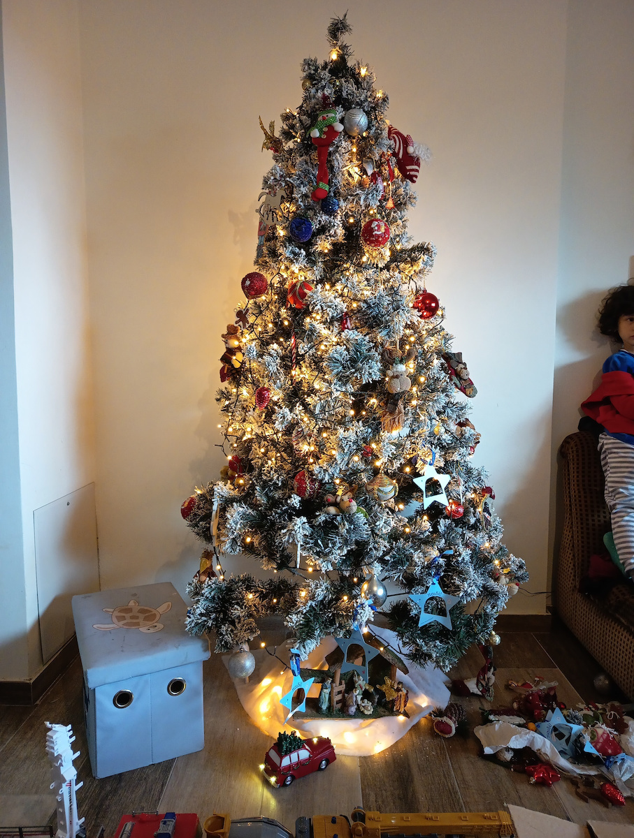 Christmas Tree Deluxe Flocked Snowy 210cm with 1150 Branches