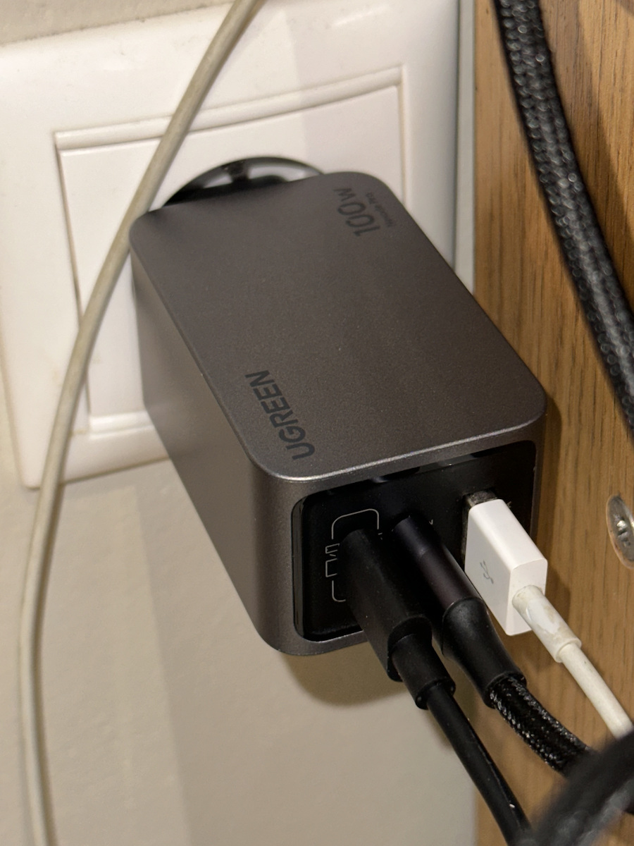 Cargador UGREEN Nexode Pro 100W GaN - 3 Puertos USB-C - Carga Rápida Para Laptop, Tablet Y Móvil
